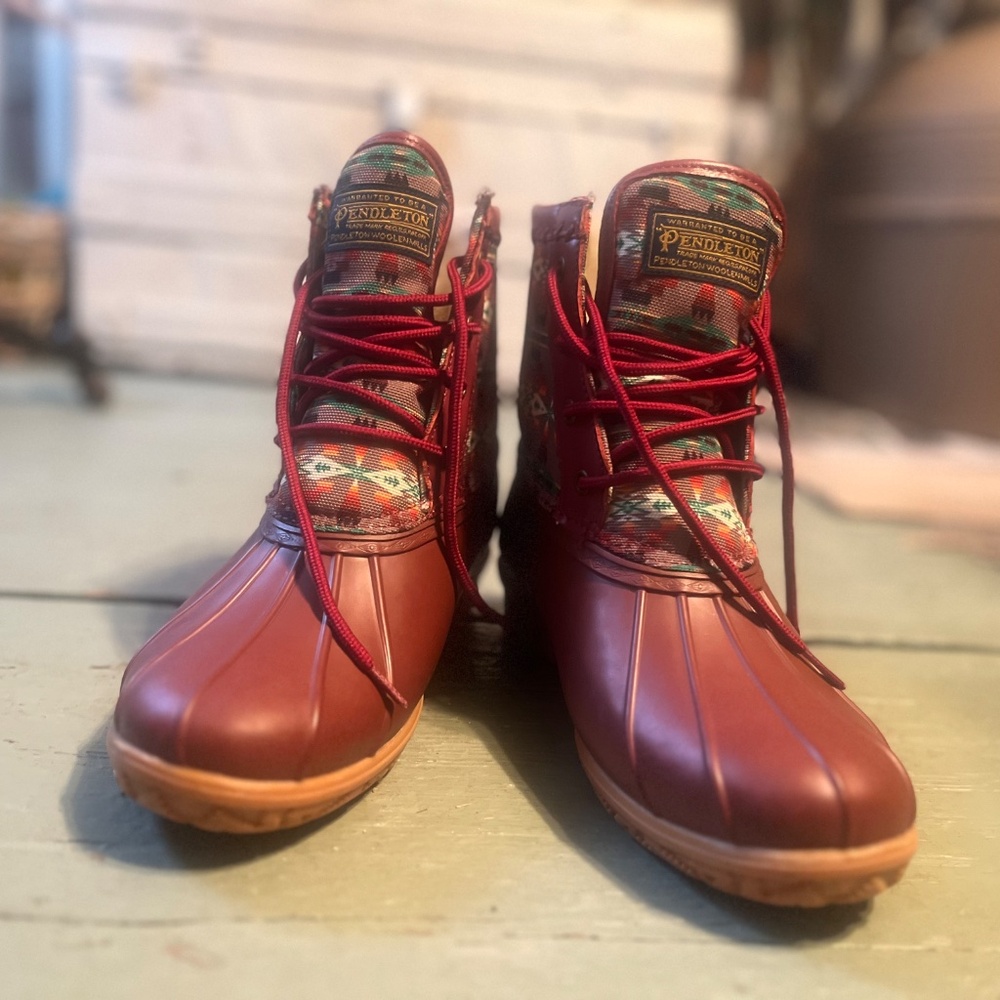 PENDLETON Women’s Tucson Duck Boots - Scarlet, Size 9- Excellent condition